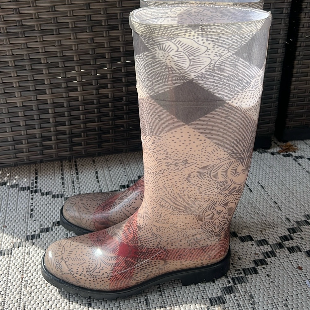 Burberry rain boots women size 37 in gently pre-owned condition